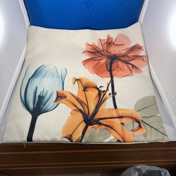 Set Of 4 New 17" Beautiful Beige Linen Flowers Decorative Pillow Covers - Picture 4 of 6